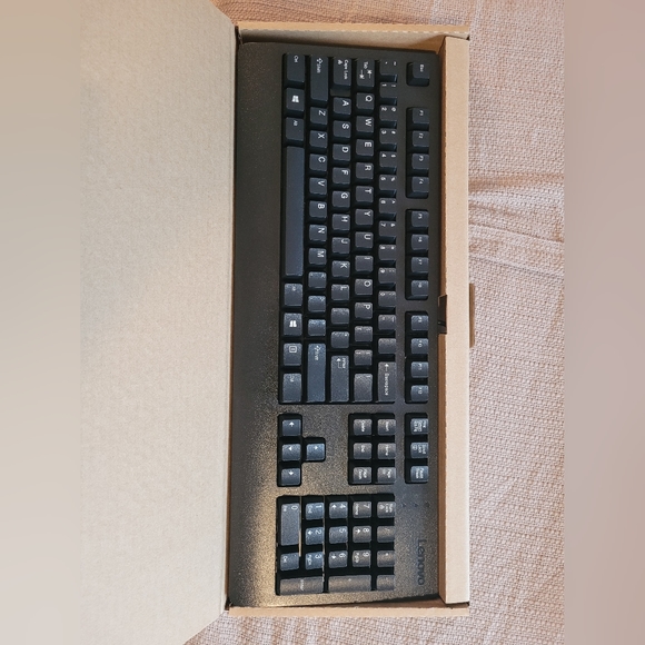 Basic Lenovo Computer Keyboard - Picture 1 of 2